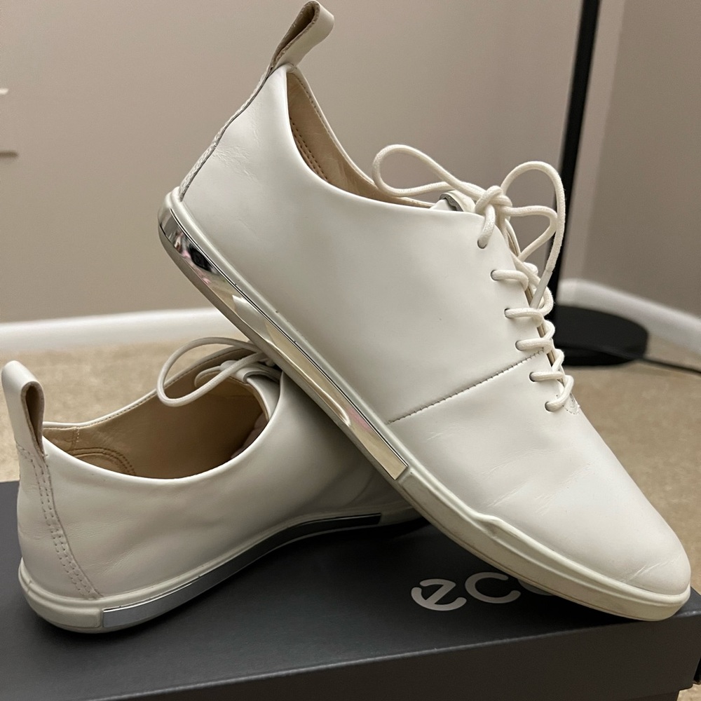 Woman’s sneakers